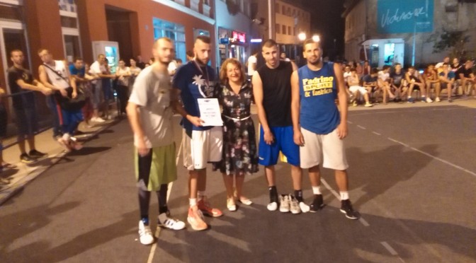 Turnir u uličnom basketu  završen je sinoć u glavnoj ulici u Novom Gradu