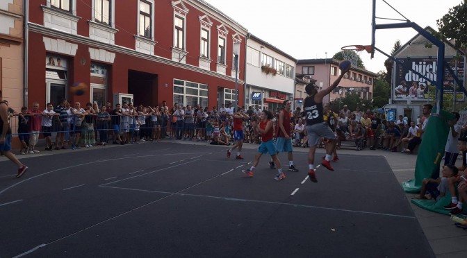U Novom Gradu počeo je turnir u uličnom basketu koji prerasta u tradiciju